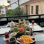 לינה וארוחת בוקר Royal Goddess Guest House, Walled 4*