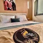 לינה וארוחת בוקר Royal Goddess Guest House, Walled