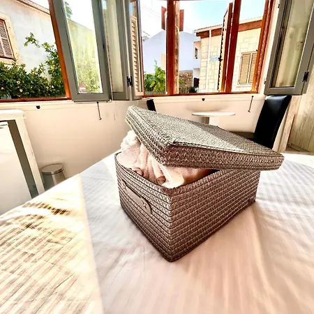 Royal Goddess Guest House, Walled Bed & Breakfast *